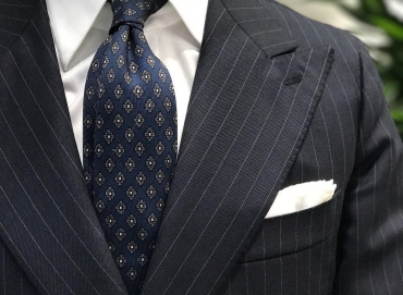 Sharing Tips on Choosing Fabric for Striped Men’s Suits